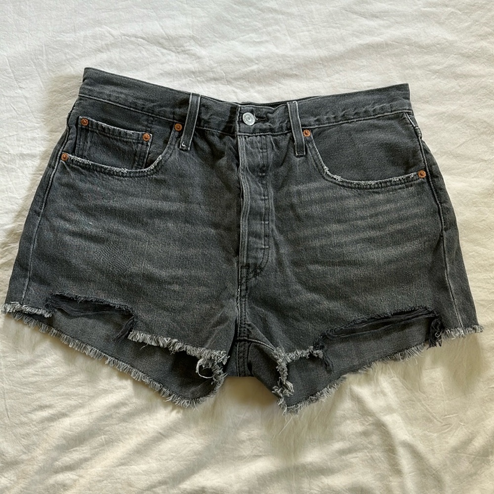 Levi’s High Rise Denim Shorts - 32